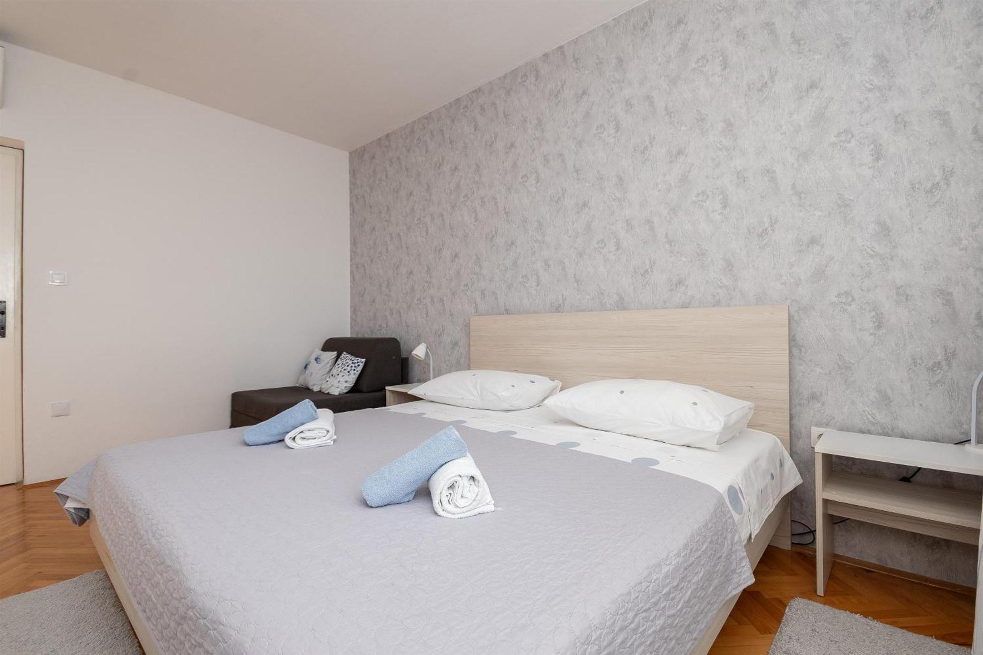 Apartments Ivan - With Parking Омиш Экстерьер фото